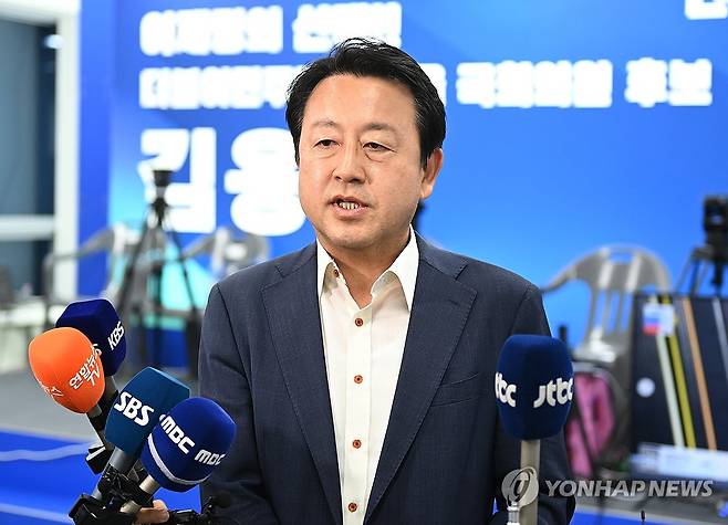 낙선 인사하는 김용남 후보 (평택=연합뉴스) 홍기원 기자 = 경기 평택을 국회의원 재선거에 출마한 더불어민주당 김용남 후보가 4일 평택시 선거사무소에서 낙선 인사를 하고 있다. 2026.6.4 [공동취재] xanadu@yna.co.kr