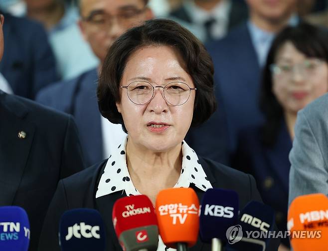 소감 말하는 추미애 후보 (수원=연합뉴스) 홍기원 기자 = 제9회 전국동시지방선거 경기도지사에 출마한 더불어민주당 추미애 후보가 4일 경기도 수원시 선거사무소에서 당선이 확실시되자 소감을 말하고 있다. 2026.6.4 [공동취재] xanadu@yna.co.kr