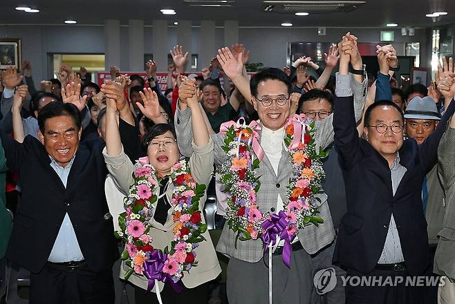 당선 확실시 이순걸 울주군수 후보 (울산=연합뉴스) 김용태 기자 = 국민의힘 이순걸 울주군수 후보가 4일 울산 울주군 자신의 선거사무소에서 당선이 확실시되자 꽃목걸이를 걸고 환호하고 있다. 2026.6.4 [공동취재] yongtae@yna.co.kr