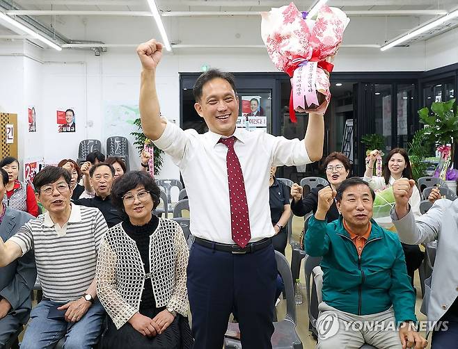 환호하는 김태규 울산 남구갑 후보 (울산=연합뉴스) 김용태 기자 = 국민의힘 김태규 울산 남구갑 국회의원 후보가 4일 자신의 선거사무소에서 당선이 확실시되자 꽃다발을 받고 환호하고 있다. 2026.6.4 [공동취재] yongtae@yna.co.kr