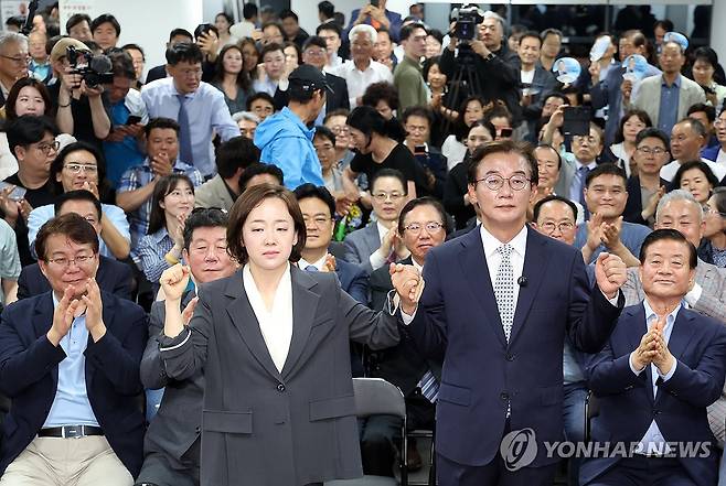 전재수, 부산시장 당선 확실 (부산=연합뉴스) 강선배 기자 = 더불어민주당 전재수 부산시장 후보가 4일 부산 부산진구 선거사무소에서 당선이 확실시 되자 아내와 손을 맞잡고 있다. 2026.6.4 [공동취재] sbkang@yna.co.kr