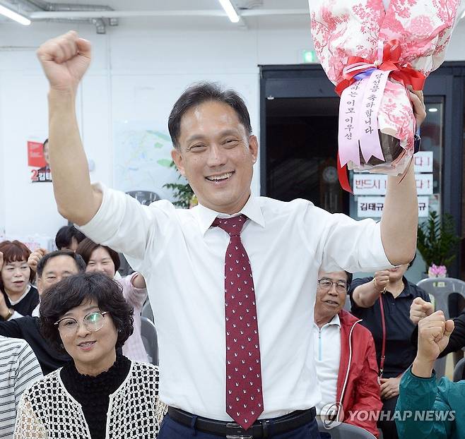 환호하는 김태규 울산 남구갑 후보 (울산=연합뉴스) 김용태 기자 = 국민의힘 김태규 울산 남구갑 국회의원 후보가 4일 자신의 선거사무소에서 당선이 확실시되자 꽃다발을 받고 환호하고 있다. 2026.6.4 [공동취재] yongtae@yna.co.kr