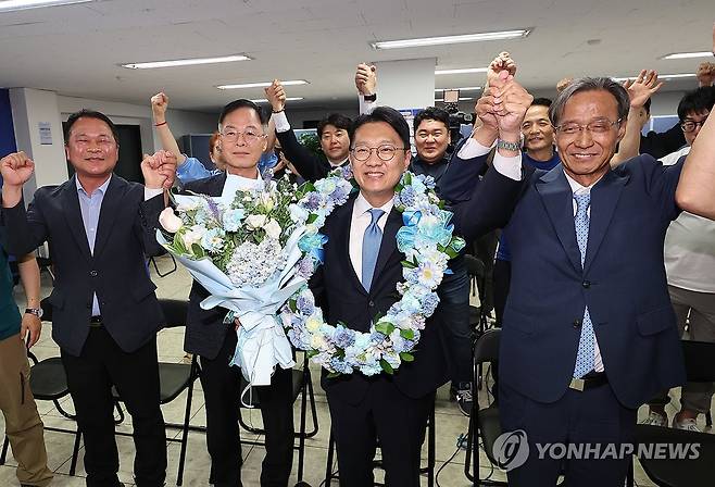 당선 확실 기뻐하는 김남준 후보 (인천=연합뉴스) 임순석 기자 = 더불어민주당 김남준 인천 계양을 국회의원 보궐선거 후보가 4일 인천 계양구 선거사무소에서 당선이 확실시되자 기뻐하고 있다. 2026.6.4 [공동취재] soonseok02@yna.co.kr