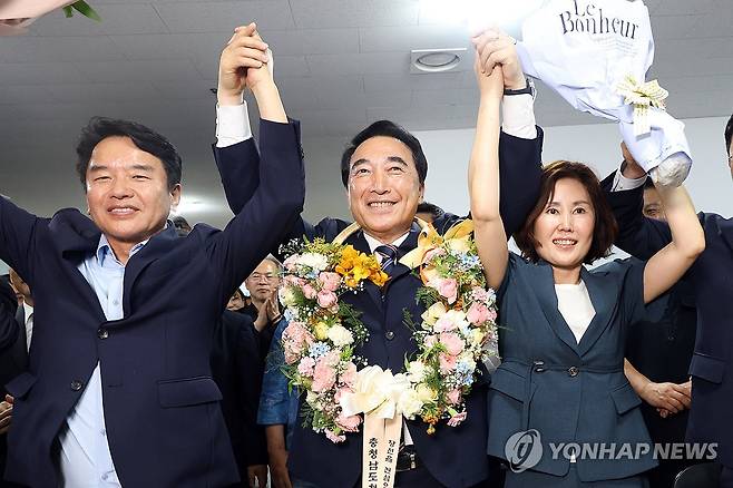 꽃다발 든 박수현 (천안=연합뉴스) 이주형 기자 = 더불어민주당 박수현 충남지사 후보가 4일 충남 천안시 동남구 신부동에 있는 선거사무소에서 당선이 확실시되자 꽃다발을 들고 기념 촬영하고 있다. 2026.6.4 coolee@yna.co.kr