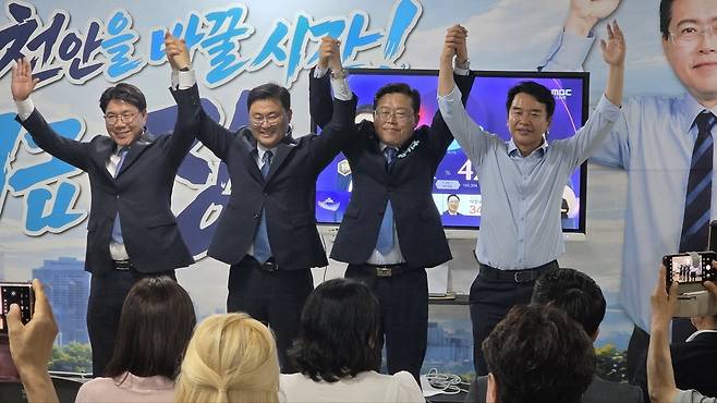 의원들과 만세 부르는 장기수 당선인(왼쪽 3번째) [장기수 캠프 제공. 재판매 및 DB 금지]