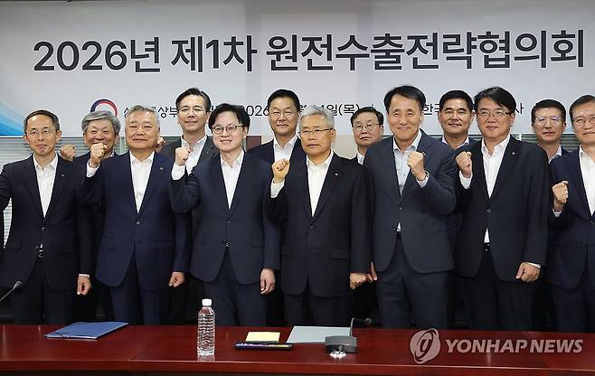 ‘K-원전, 세계로!’ [연합뉴스 자료사진. 재판매 및 DB 금지] 지난 5월 14일 중구 무역보험공사에서 열린 제1차 원전수출전략협의회에서 김정관 산업통상부 장관이 김동철 한국전력 사장, 김회천 한국수력원자력 사장 등과 함께 기념촬영을 하고 있다. hama@yna.co.kr