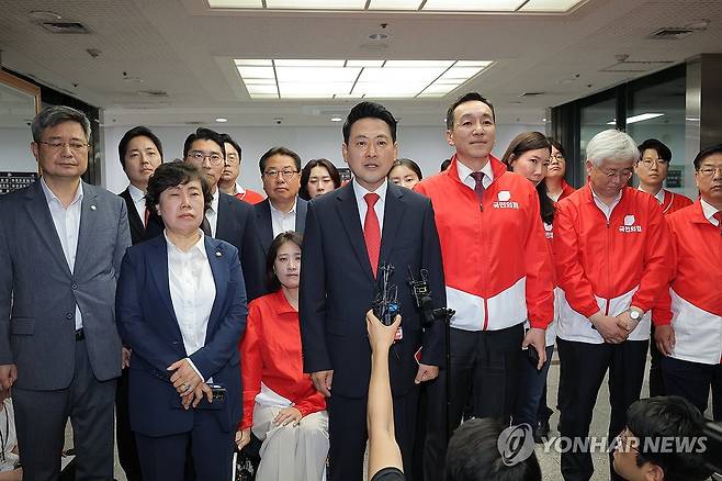 중앙선관위원장 항의 방문한 장동혁 선대위원장 (과천=연합뉴스) 류영석 기자 = 국민의힘 장동혁 상임선거대책위원장이 6·3 지방선거 본투표일인 3일 밤 투표용지 부족 사태와 관련해 경기 과천 중앙선거관리위원회에서 노태악 위원장을 면담한 후 발언하고 있다. 2026.6.3 ondol@yna.co.kr