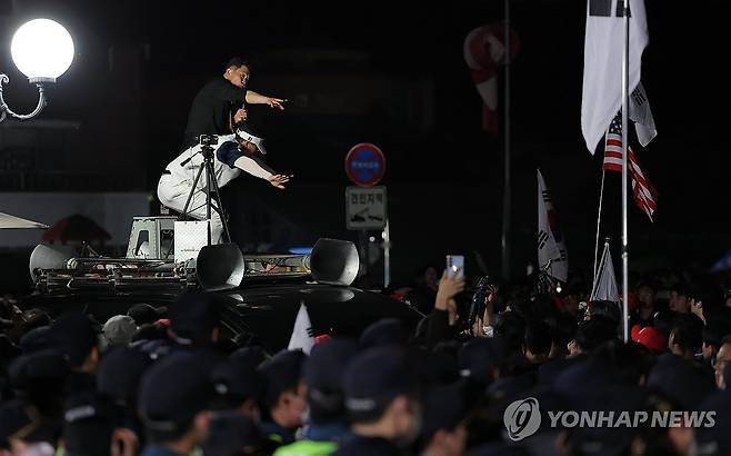중앙선관위 앞 전한길 (과천=연합뉴스) 류영석 기자 = 전 한국사 강사 전한길 씨가 4일 경기 과천시 중앙선거관리위원회 앞에서 제9회 전국동시지방선거 투표용지 부족 사태와 관련해 항의하며 발언하고 있다. 2026.6.4 ondol@yna.co.kr