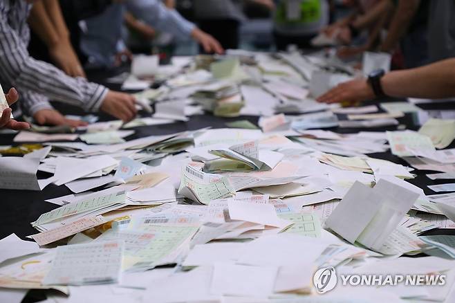 분주한 손놀림 (속초=연합뉴스) 류호준 기자 = 제9회 전국동시지방선거 일인 3일 강원 속초시 노학동 속초시청소년수련관 체육관에서 개표사무원들이 투표용지를 분류하고 있다. 2026.6.3 ryu@yna.co.kr