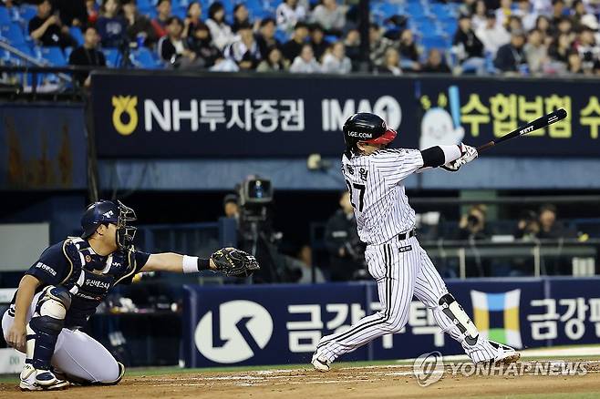 박동원 ‘적시타’ (서울=연합뉴스) 윤동진 기자 = 7일 서울 잠실야구장에서 열린 2026 KBO 리그 두산 베어스 대 LG 트윈스 경기. 2회 말 1사 1,2루 때 LG 박동원이 1타점 적시타를 치고 있다. 2026.5.7 mon@yna.co.kr