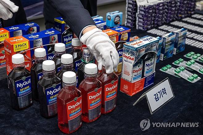 관세청이 2025년 3월 18일 인천 중구 운서동 인천공항세관 특송물류센터에서 적발된 마약류 성분이 함유된 불법 의약품을 공개하고 있다. [연합뉴스 자료사진]