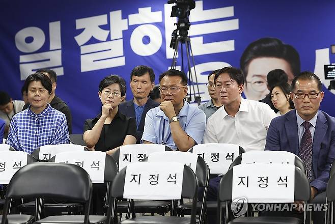 서울시장 개표, 정원오 후보 선거상황실 (서울=연합뉴스) 박동주 기자 = 4일 서울 중구 세종대로 더불어민주당 정원오 서울시장 후보자 선거상황실에서 지지자들이 서울시장 선거 아침 개표 상황이 국민의힘 오세훈 서울시장 후보가 앞서는 것으로 바뀌자 아쉬워하고 있다. 2026.6.4 [공동취재] pdj6635@yna.co.kr