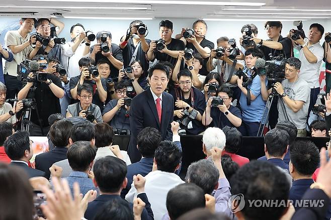 인사하는 오세훈 후보 (서울=연합뉴스) 김주형 기자 = 국민의힘 오세훈 서울시장 후보가 제9회 전국동시지방선거일 다음날인 4일 서울 종로구 대왕빌딩에 마련된 선거사무소에서 지지자들을 향해 인사하고 있다. 2026.6.4 kjhpress@yna.co.kr