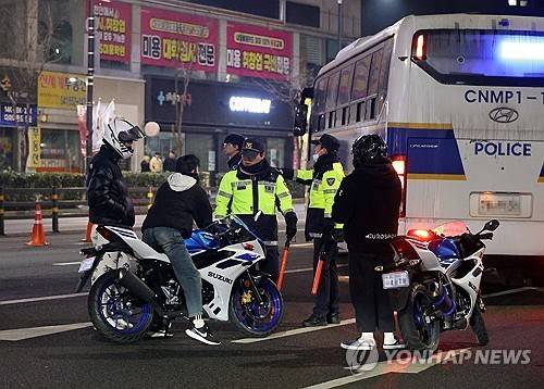 폭주운전 단속하는 충남경찰청 [연합뉴스 자료사진]