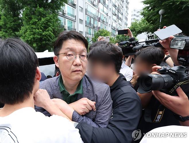 투표함 반출 막힌 송파 투표소 찾은 서울선관위 사무처장 (서울=연합뉴스) 김성민 기자 = 김범진 서울시선관위 사무처장이 4일 서울 송파구 잠실7동 제2투표소로 들어가려다 투표함 반출을 막는 시민들의 제지를 받고 있다. 
    이 투표소에서는 전날 9회 전국동시지방선거 및 국회의원 재·보궐선거 투표용지 부족으로 투표 시간이 오후 10시까지 연장됐고, 투표함이 개표소로 옮겨지지 못했다. 2026.6.4 ksm7976@yna.co.kr