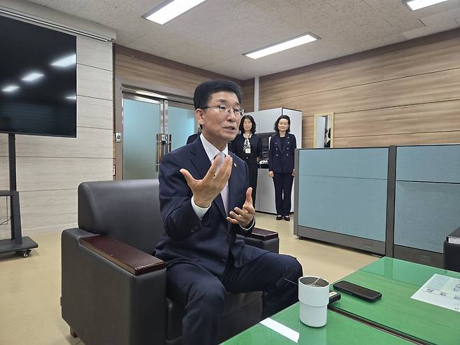 기자실 찾아 향후 4년 구상 밝히는 윤건영 충북교육감 [박재천 촬영]