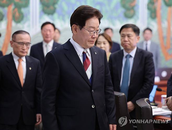 수석보좌관회의 입장하는 이재명 대통령 (서울=연합뉴스) 김도훈 기자 = 이재명 대통령이 4일 청와대에서 열린 수석보좌관회의에 입장하고 있다. 2026.6.4 superdoo82@yna.co.kr