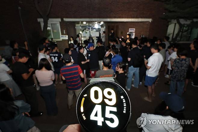 투표용지 부족으로 오후 10시까지 투표시간 연장 (서울=연합뉴스) 김인철 기자 = 6·3 지방선거 본투표일인 3일 투표용지 부족으로 투표시간이 오후 10시까지 연장된 서울 송파구 잠실7동 제2투표소 앞에 주민들이 모여 있다. 2026.6.3 yatoya@yna.co.kr