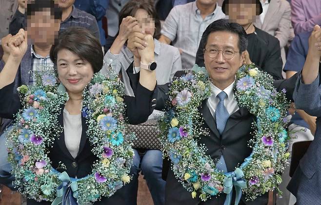 정영두(오른쪽) 김해시장 당선인  [정영두 당선인 캠프 제공. 재판매 및 DB 금지]