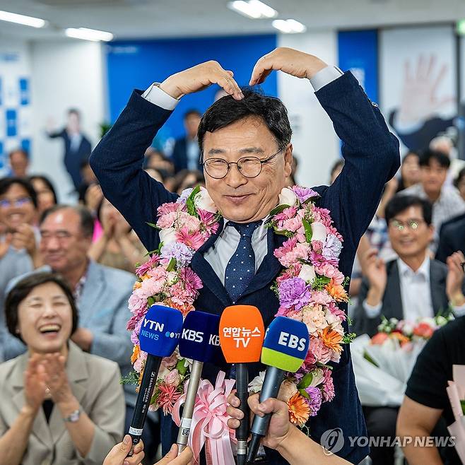 정근식, 서울시교육감 당선 유력 (서울=연합뉴스) 정근식 서울시교육감 후보가 4일 서울 종로구 선거캠프에서 당선이 유력시 되자 기뻐하고 있다 2026.6.4 [정근식 후보 측 제공. 재판매 및 DB 금지] photo@yna.co.kr