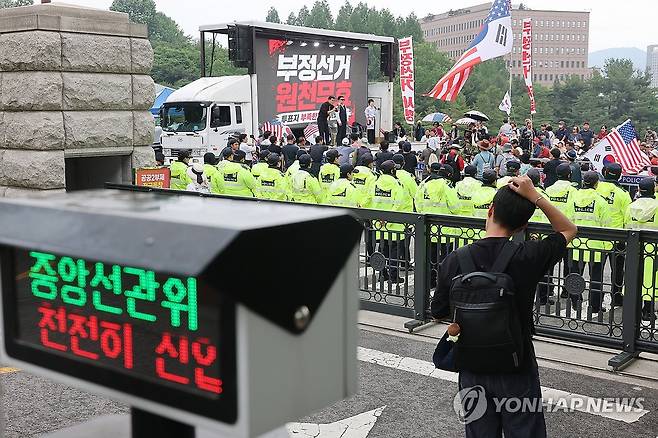 투표용지 부족 비판 집회 계속 (과천=연합뉴스) 임화영 기자 = 4일 경기 과천 중앙선거관리위원회 앞에서 보수 성향 단체가 제9회 전국동시지방선거 투표용지 부족 사태 비판 집회를 하고 있다. 2026.6.4 hwayoung7@yna.co.kr