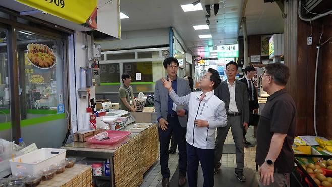 육동한 춘천시장, 중앙시장 방문 [춘천시 제공.재판매 및 DB 금지]