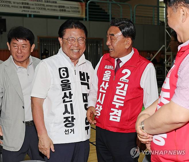 행사장에서 만난 박맹우·김두겸 (울산=연합뉴스) 김용태 기자 = 무소속 박맹우 울산시장 후보(왼쪽)와 국민의힘 김두겸 울산시장 후보가 31일 울산시 중구 울산고등학교에서 열린 총동창회 행사에서 만나 인사하고 있다. 2026.5.31 yongtae@yna.co.kr