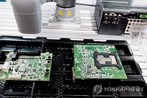 중국 행사장에 전시된 인쇄회로기판(PCB) [EPA 연합뉴스 자료사진]