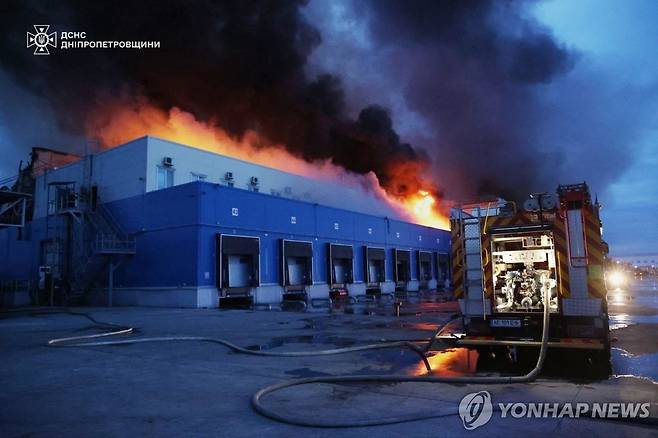 러시아 공격에 불타는 드니프로 지역의 창고 건물 [AP=연합뉴스. 재배포 및 DB 금지]