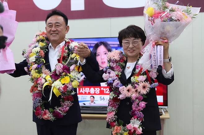 이충우 여주시장 당선인이 당선 직후 부인 강정옥 여사와 함께 지지자들의 환호에 손을 들어 인사하고 있다. 사진=이충우 여주시장 후보 선거사무소