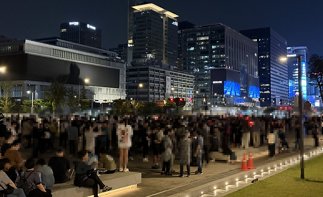 지난 3일 밤 '투표용지 부족 사태'에 반발하며 서울 광화문 일대에 모여든 시민들