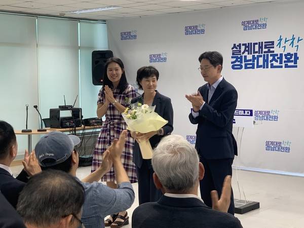 김경수 더불어민주당 경남도지사 후보와 부인 김정순 씨가 5일 창원시 성산구 중앙동 선거사무소에서 열린 선거대책위원회 해단식에서 꽃다발을 받고 인사하고 있다. /이동욱 기자