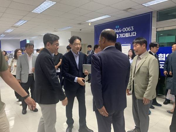 김경수 더불어민주당 경남도지사 후보가 5일 창원시 성산구 중앙동 선거사무소에서 열린 선거대책위원회 해단식에서 지지자들과 인사하고 있다. /이동욱 기자