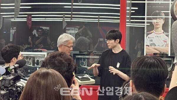 젠슨 황(좌)과 페이커(우). [출처= EBN 김채린 기자]