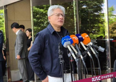 젠슨 황 엔비디아 최고경영자(CEO)가 5일 오후 김포공항을 통해 입국한 뒤 취재진과 만나 질의응답을 하고 있다. 권태성 기자 tskwon@