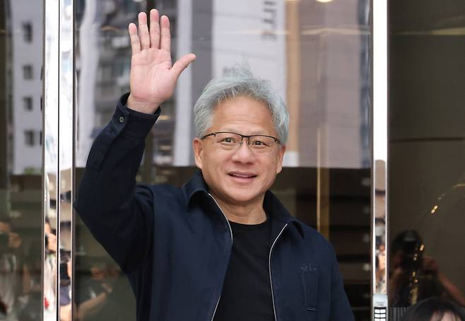 엔비디아 젠슨 황 최고경영자(CEO)가 5일 전용기편으로 서울 강서구 김포비즈니스항공센터(SGBAC)에 도착해 센터를 나서며 인사하고 있다.(사진=연합뉴스)