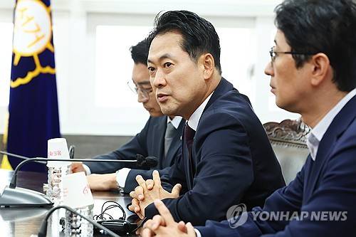 서울시선관위 항의방문한 장동혁 대표(서울=연합뉴스) 진연수 기자 = 국민의힘 장동혁 대표가 5일 서울 종로구 서울시선거관리위원회를 항의 방문해 선관위 관계자들을 면담하고 있다. 2026.6.5 jin90@yna.co.kr