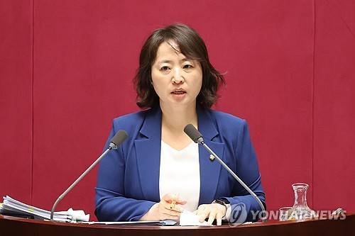 방송미디어통신위 설치법 찬성 토론하는 이주희 의원(서울=연합뉴스) 김주성 기자 = 더불어민주당 이주희 의원이 27일 국회 본회의에서 방송미디어통신위원회의 설치 및 운영에 관한 법률안에 대한 무제한토론을 하고 있다. 2025.9.27 utzza@yna.co.kr