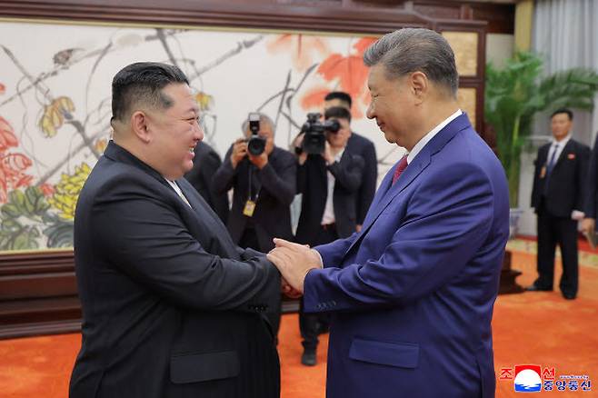 전승절 80주년 열병식 참석을 위해 지난 해 9월 4일 중국을 방문한 김정은 북한 국무위원장이 시진핑 중국 국가주석과 양자회담을 개최했다고 조선중앙통신이 보도했다. (사진=연합뉴스)