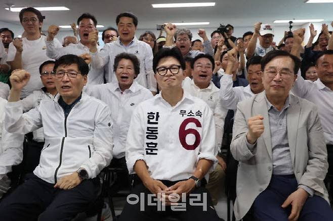 개표방송 지켜보는 한동훈(사진 = 연합뉴스)