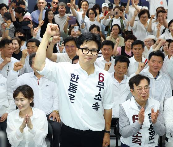 무소속 한동훈 부산 북갑 국회의원 보궐선거 후보가 어제(4일) 부산 북구 선거사무소에서 당선이 확정되자 주먹을 불끈 쥐고 있습니다. [사진출처=연합뉴스]