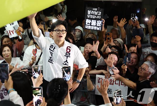 한동훈 무소속 부산 북구갑 국회의원 후보가 4일 새벽 부산 북구 선거사무소 앞에서 지지자들에게 감사 인사를 하고 있다. 2026.6.4 ⓒ 뉴스1 최지환 기자