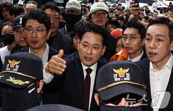 장동혁 국민의힘 대표가 5일 서울 송파구 잠실7동 제2투표소에서 이송된 투표함 개표소인 올림픽공원 핸드볼경기장에 도착하고 있다. 2026.6.5 ⓒ 뉴스1 김도우 기자