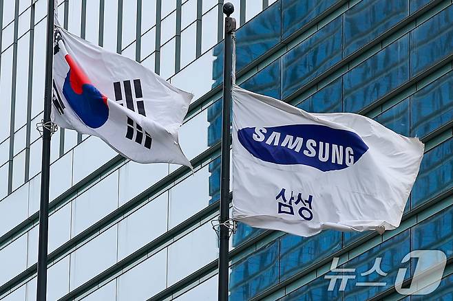 서울 삼성전자 서초사옥에 깃발이 나부끼고 있다. ⓒ 뉴스1 안은나 기자