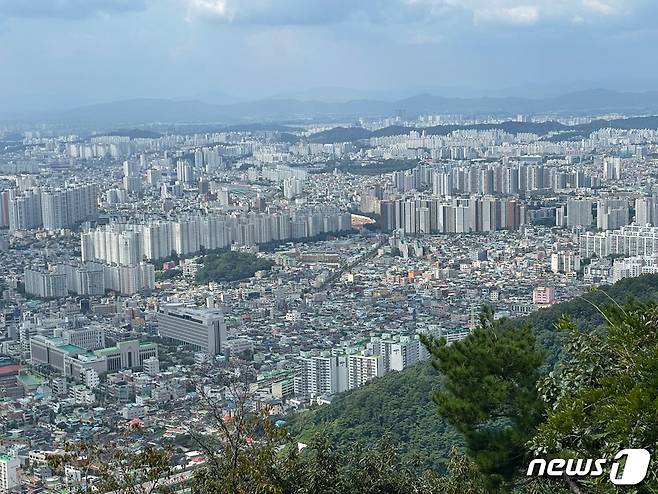 무등산에서 바라본 광주 아파트.