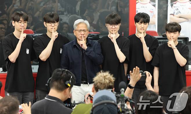 젠슨 황 엔비디아 최고경영자(CEO)가 5일 서울 마포구 ‘T1 베이스 캠프’를 방문해 ‘페이커‘ 이상혁을 비롯한 e스포츠 구단 T1의 리그 오브 레전드(LoL) 선수단과 ‘페이커’의 시그니처 포즈를 취하고 있다. (공동취재) 2026.6.5 ⓒ 뉴스1 이광호 기자