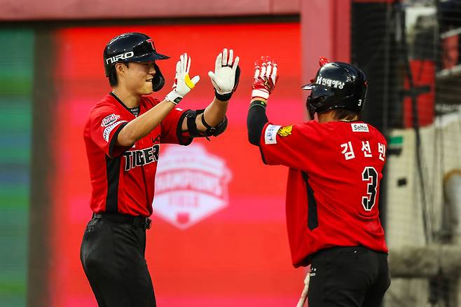 KIA 타이거즈 내야수 박민(왼쪽)이 5일 열린 2026 KBO리그 광주 삼성 라이온즈전에서 4회말 시즌 3호 2점 홈런을 터뜨린 후 기뻐하고 있다. (KIA 타이거즈 제공)