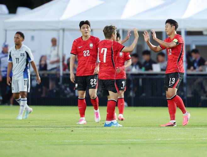 손흥민과 이강인

    (프로보[미국 유타주]=연합뉴스) 신준희 기자 = 3일(현지시간) 오후 미국 유타주 프로보에 위치한 브리검영대 사우스필드에서 열린 대한민국과 엘살바도르의 평가전.

    한국 손흥민과 이강인이 1대0 승리로 경기를 마치고 기쁨을 나누고 있다. 2026.6.4

    hama@yna.co.kr

(끝)





<저작권자(c) 연합뉴스, 무단 전재-재배포, AI 학습 및 활용 금지>