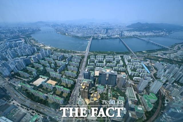 아시아선수촌은 주거환경이 좋아 재건축 속도가 빠른 잠실우성1·2·3차보다 높은 가격에 거래되고 있다. 사진은 잠실 일대 전경. /장윤석 기자