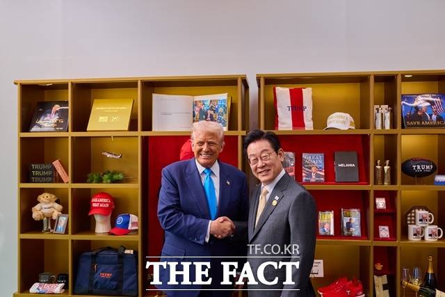 청와대는 G7 정상회의에서 이재명 대통령과 도널드 트럼프 미국 대통령의 정상회담 가능성에 대해 "협의를 진행하고 있지만 구체적으로 합의된 내용은 없다"고 밝혔다.이 대통령과 트럼프 대통령이 2025년 10월 29일 국립경주박물관에서 정상회담을 위해 만나 기념촬영을 하고 있다. /청와대